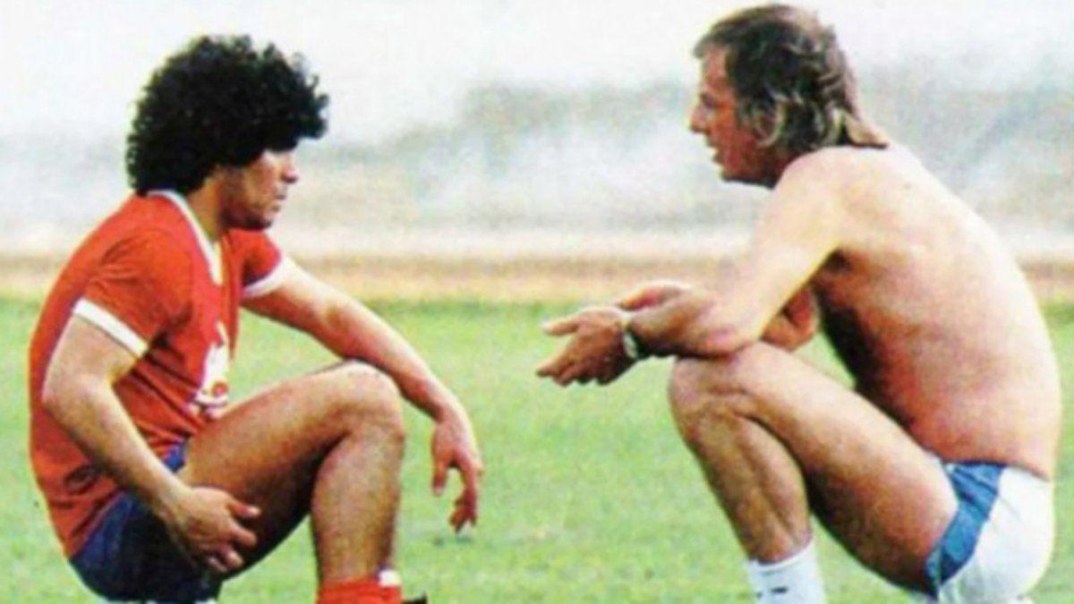 maradona-escucha-al-flaco-menotti-el-primer-dt-que-lo-dirigio-la-seleccion-argentina